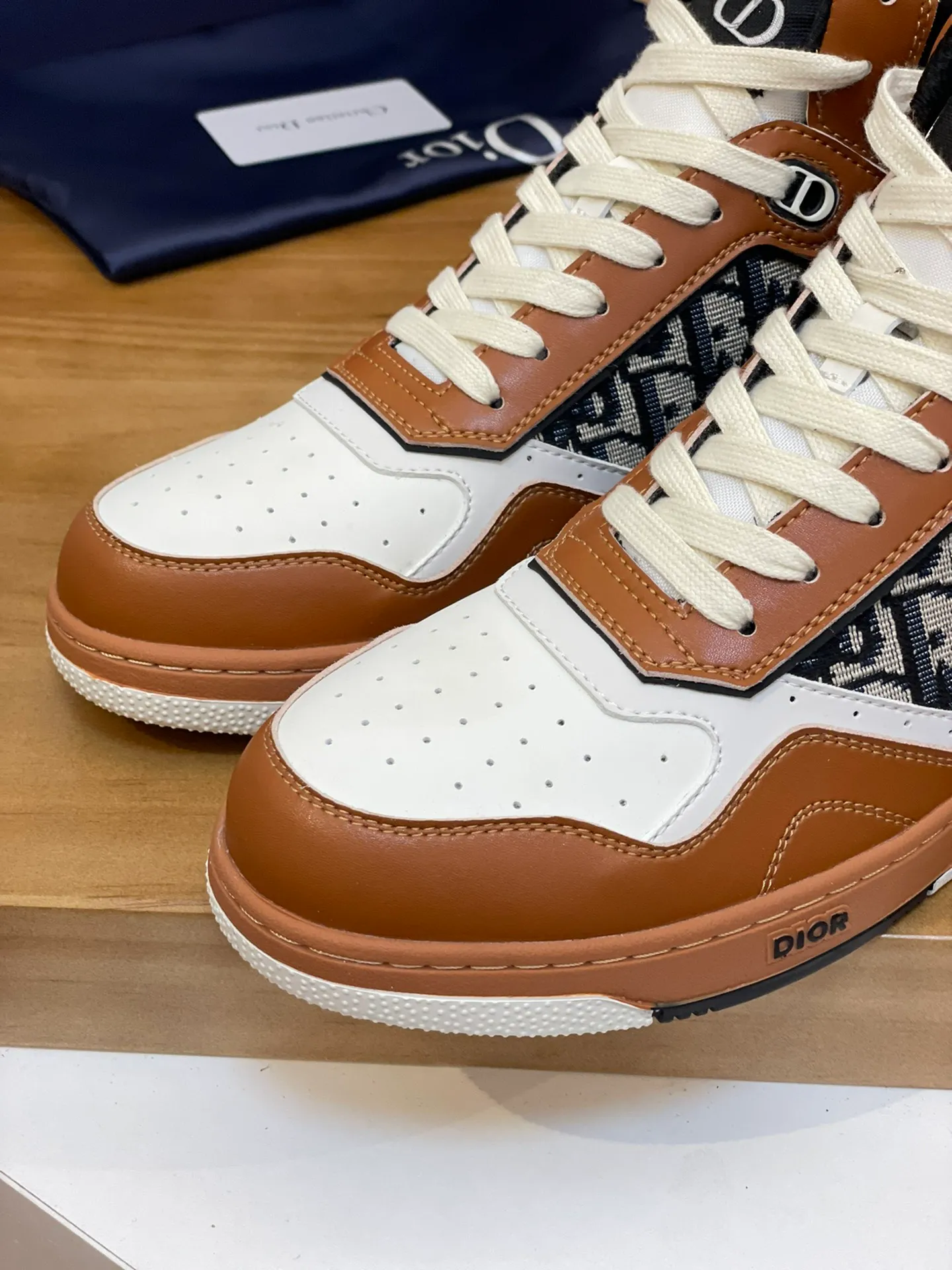 Men's shoes: 💰P460¥ Product trademark: Dior* "Dior*" high-top casual shoes Regular size: 38-44 (can be customized to 45.46) Product materials: Upper imported cowhide stitched with original fabric, breathable lining, original outsole. Number: 1006